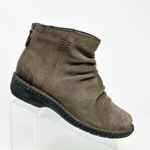 Clarks Artisan Womens Flat Ankle Booties Brown Suede Size 7.5 Wide Fall Comfort